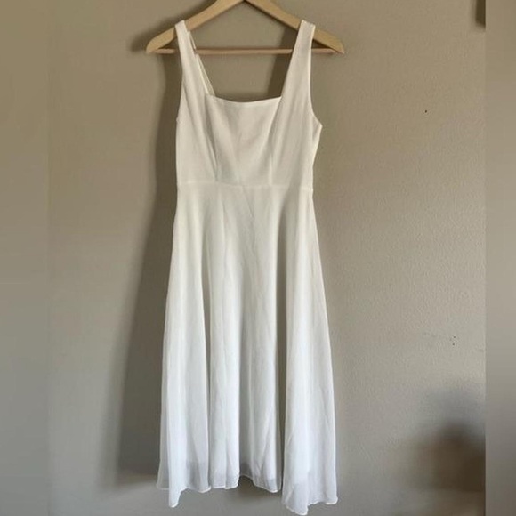 Stylish White Dress without the black bow - Picture 4 of 5